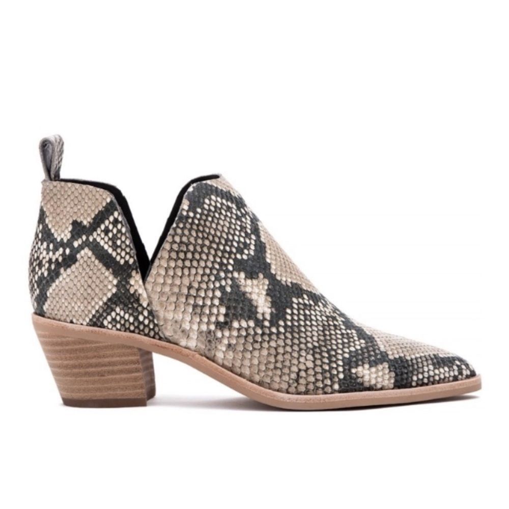 Dolce Vita Sonni Boots Snake print 6.5M great
Condition!